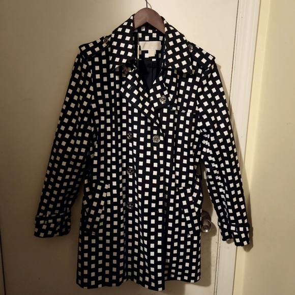 Rain coat - Picture 1 of 3